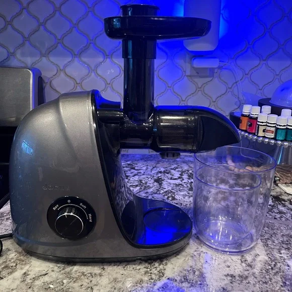 Jocuu Slow Masticating Juicer with slow/fast modes - Picture 1 of 4